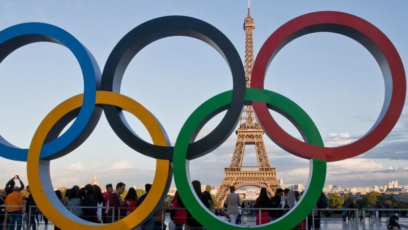 Die olympischen Ringe vor dem Eiffelturm: Bei der Organisation der Spiele in Paris gibt es offenbar Ungereimtheiten.