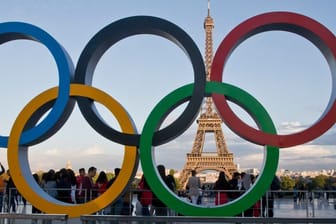 Die olympischen Ringe vor dem Eiffelturm: Bei der Organisation der Spiele in Paris gibt es offenbar Ungereimtheiten.