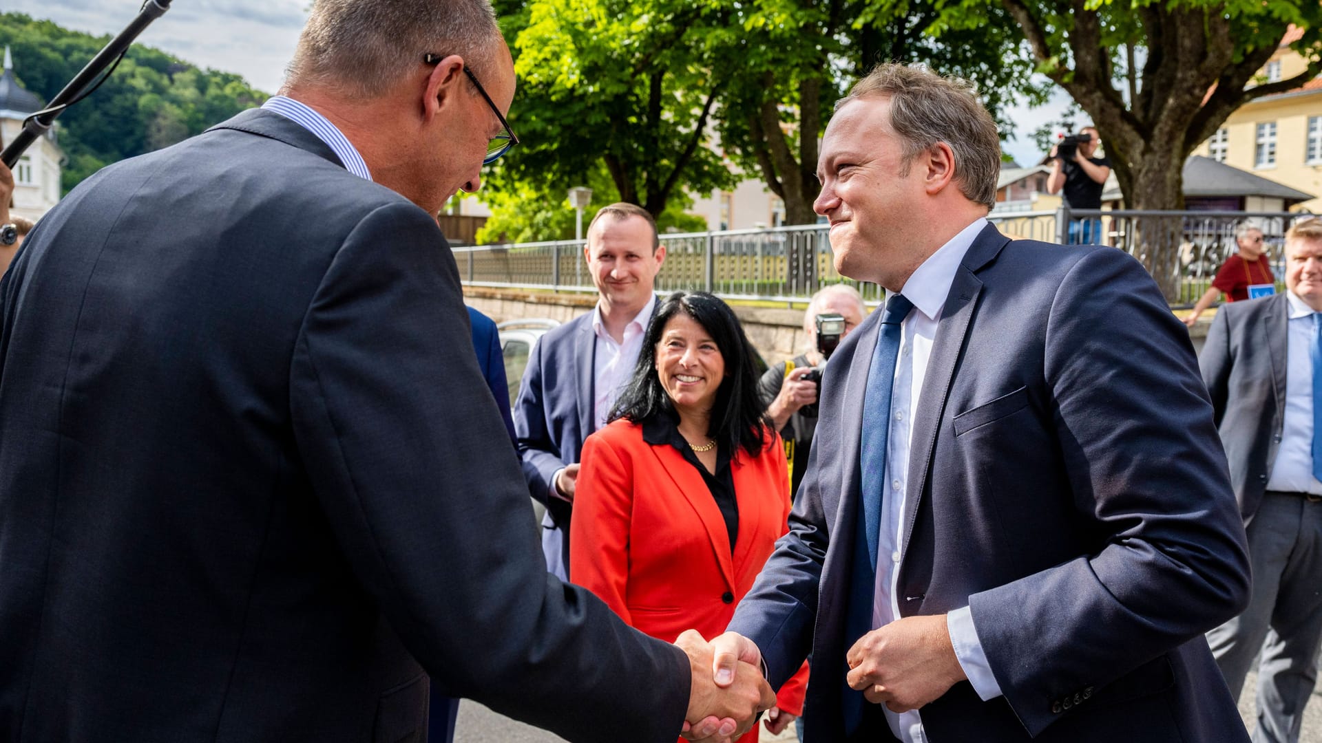CDU-Chef Friedrich Merz mit Thüringens CDU-Landeschef Mario Voigt im Juni zu Besuch in Sonneberg: Hält die Brandmauer?