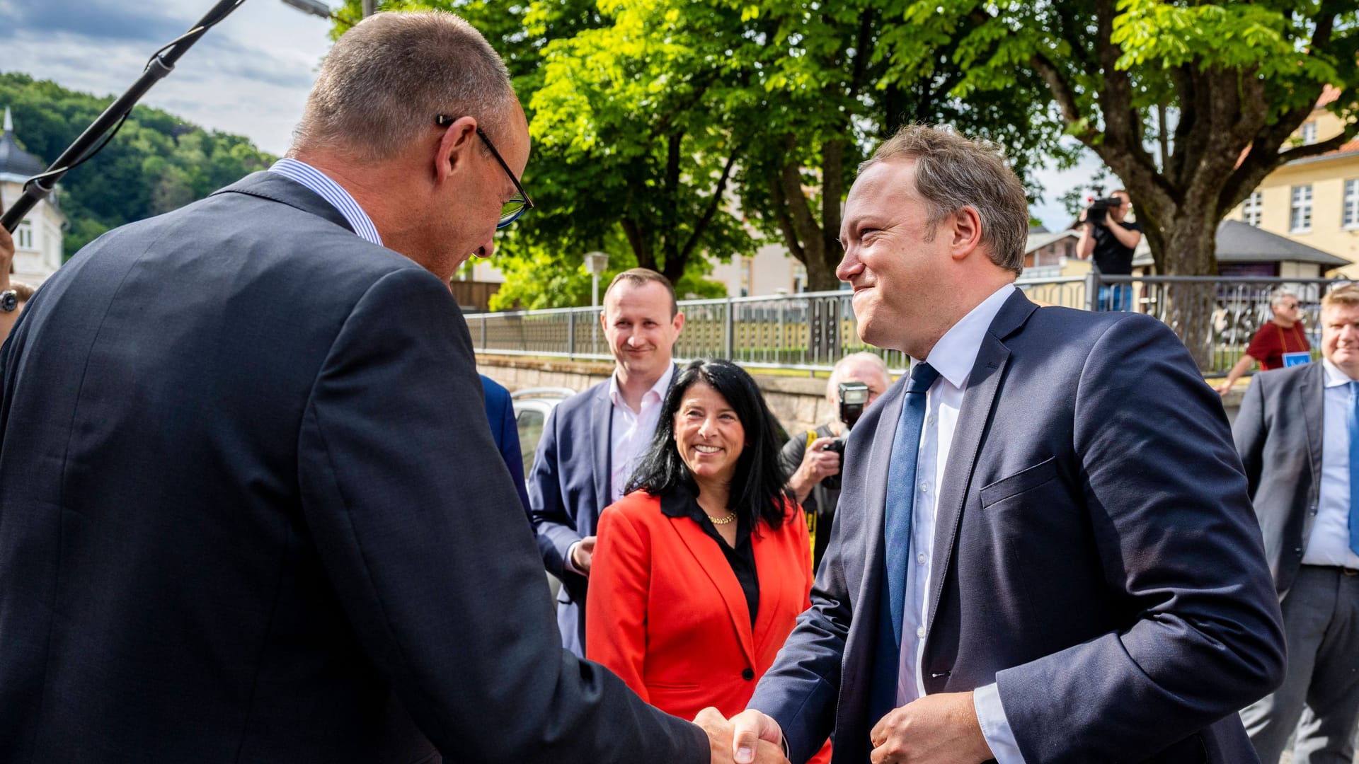 CDU-Chef Friedrich Merz mit Thüringens CDU-Landeschef Mario Voigt im Juni zu Besuch in Sonneberg: Hält die Brandmauer?