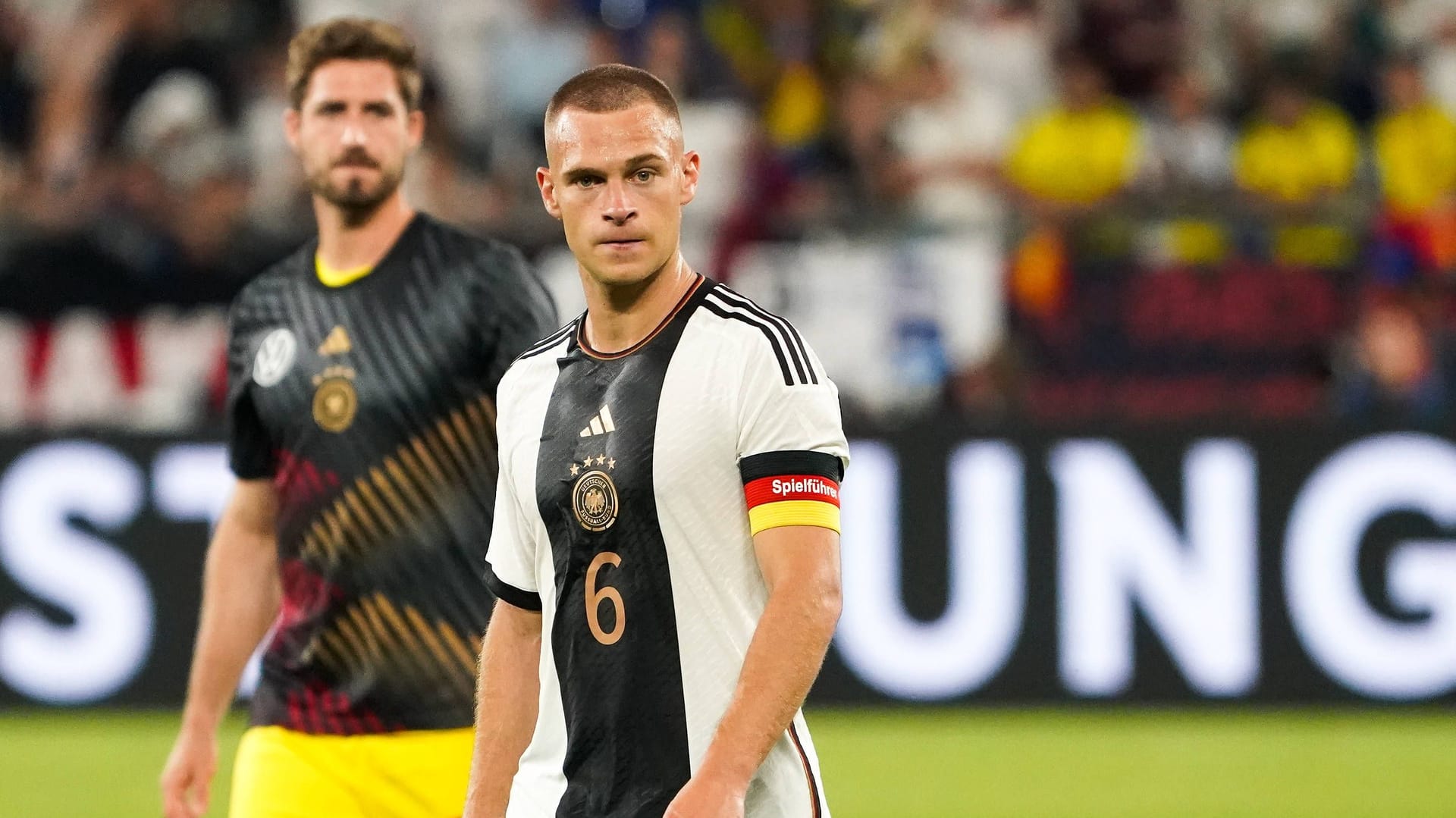 Enttäuschung bei der Deutschen Nationalmannschaft um Joshua Kimmich (v.) und Kevin Trapp: Die internationale Presse macht sich über das DFB-Team lustig.