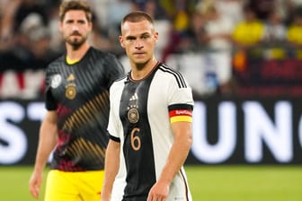 Enttäuschung bei der Deutschen Nationalmannschaft um Joshua Kimmich (v.) und Kevin Trapp: Die internationale Presse macht sich über das DFB-Team lustig.