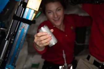 Nasa-Astronautin Kayla Barron: Die Forscherin tauscht einen Filter in der Aufbereitungsanlage der ISS aus.