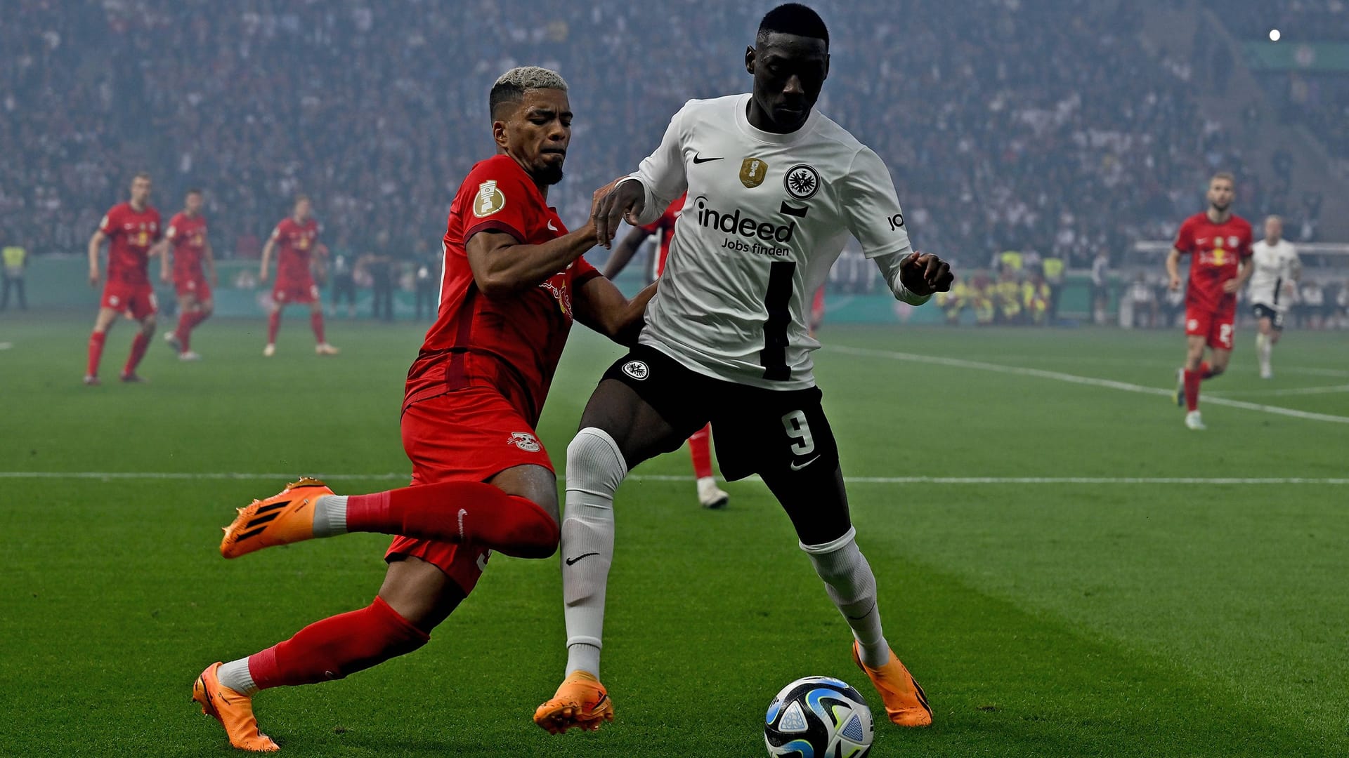 Benjamin Henrichs (l.) im Duell mit Randal Kolo Muani: Das DFB-Pokalfinale lockte verhältnismäßig wenige Menschen an die Fernseher.