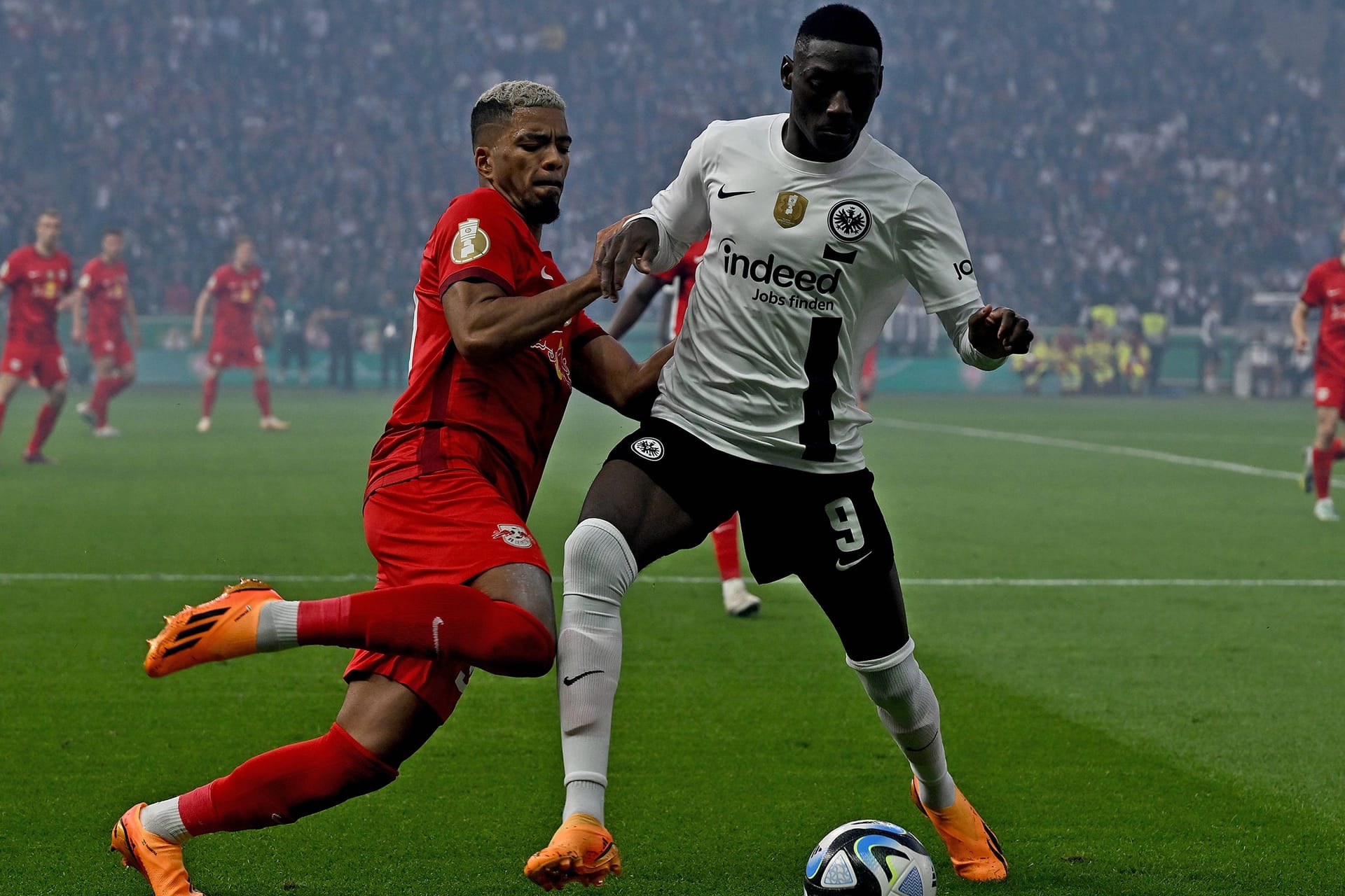 Benjamin Henrichs (l.) im Duell mit Randal Kolo Muani: Das DFB-Pokalfinale lockte verhältnismäßig wenige Menschen an die Fernseher.