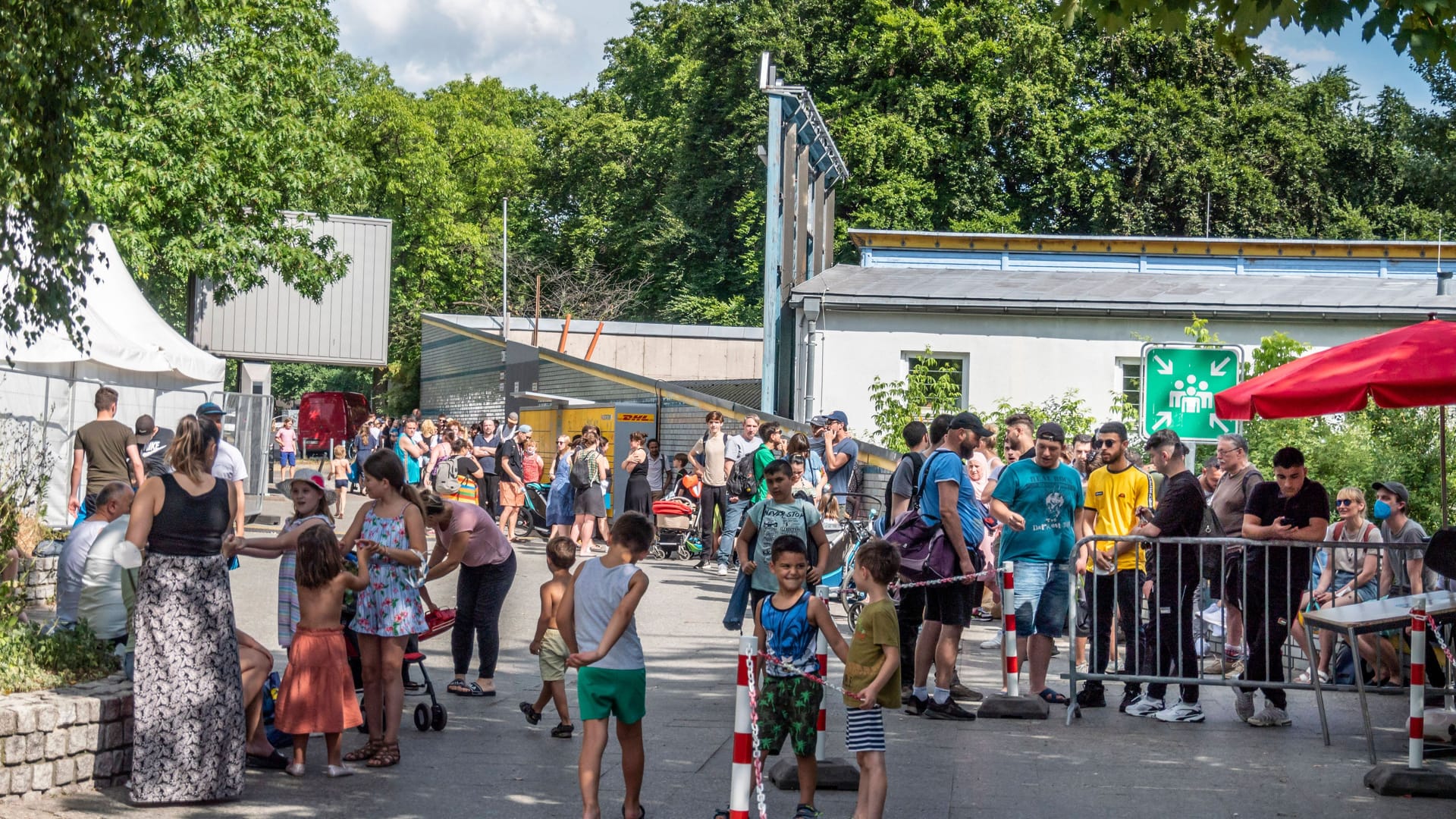 Warteschlange in einem Freibad (Archivbild): In Berlin kam es zu Tumulten in einem Bad.