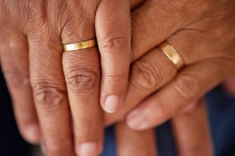 Goldhochzeit: Wer 50 gemeinsame Ehejahre schafft, verdient besondere Geschenke.