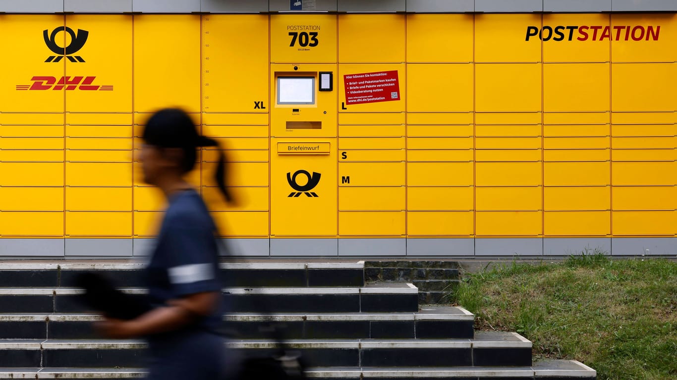 Eine Frau läuft an einer Poststation vorbei: Die Deutsche Post will verstärkt eine andere Automatenart in Betrieb nehmen.
