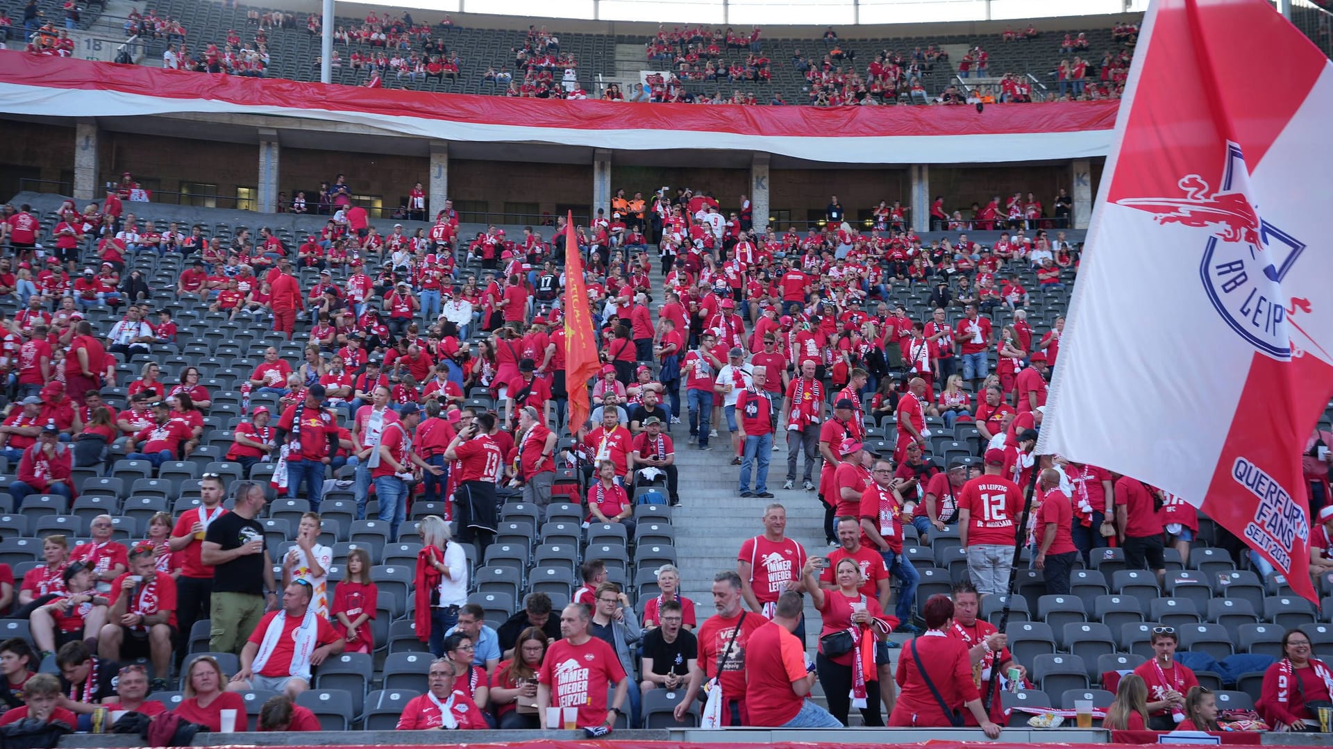 Fans von RB Leipzig im Vorfeld des DFB-Pokal-Endspiels im Berliner Olympiastadion: Die Anhänger der Sachsen müssen sich vor Spielbeginn einschränken.