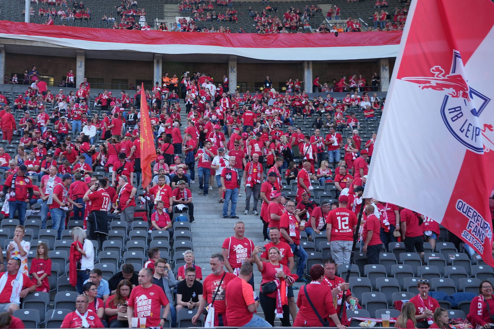 Fans von RB Leipzig im Vorfeld des DFB-Pokal-Endspiels im Berliner Olympiastadion: Die Anhänger der Sachsen müssen sich vor Spielbeginn einschränken.