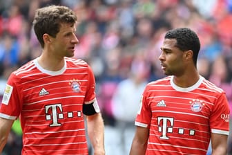 Thomas Müller (l.) und Serge Gnabry: Die Bayern-Stars stellten sich einem besonderen Duell.