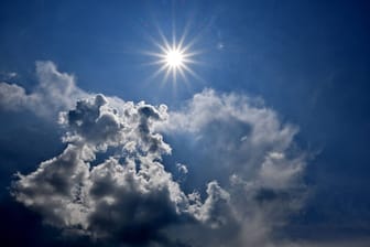 Sonne, die bald von Wolken verdeckt wird, am Himmel (Symbolbild): In Franken und Hessen drohen am Donnerstag heftige Unwetter.