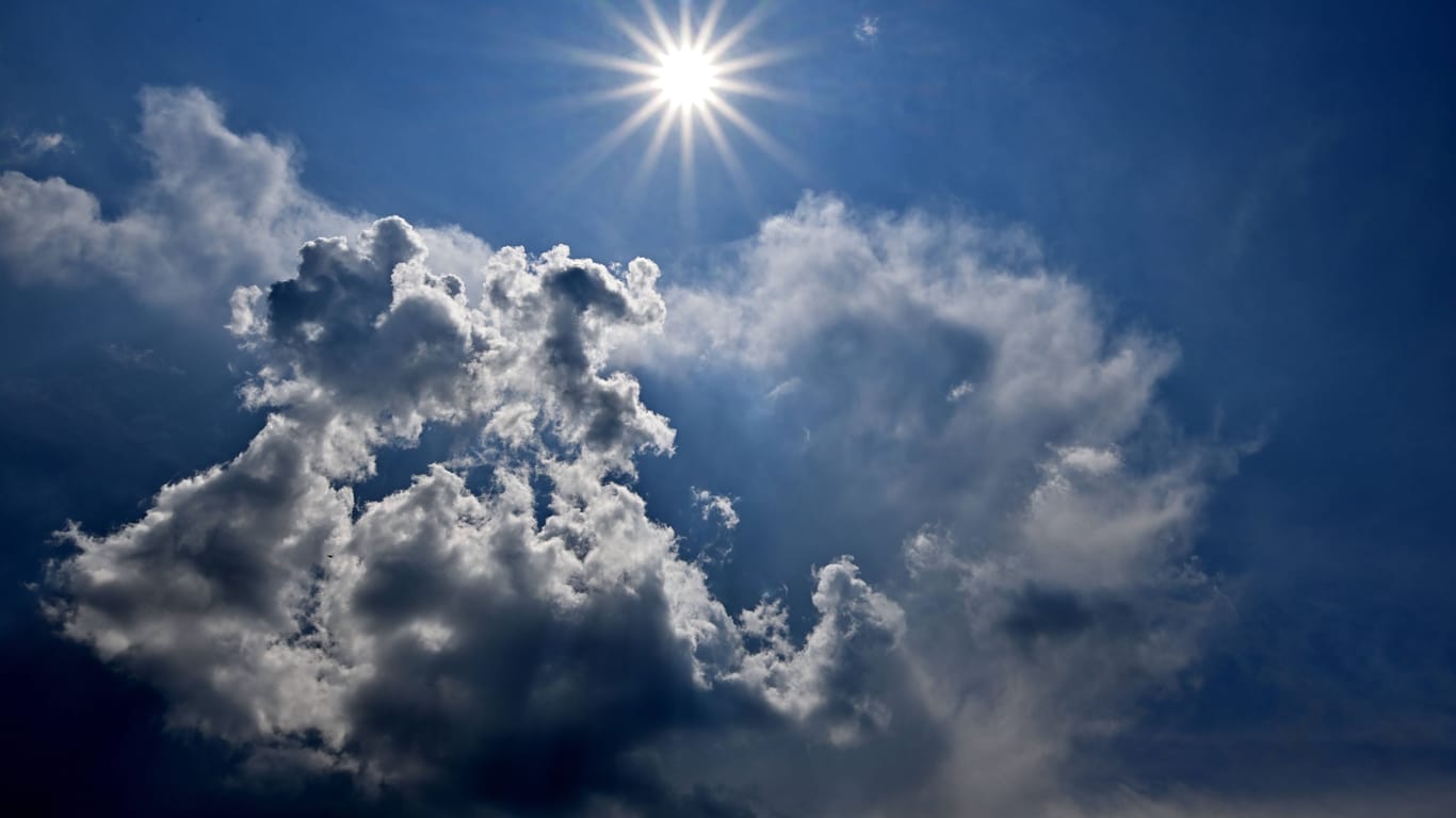 Sonne, die bald von Wolken verdeckt wird, am Himmel (Symbolbild): In Franken und Hessen drohen am Donnerstag heftige Unwetter.