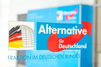 Das Logo der AfD-Fraktion im Deutschen Bundestag: Bei der Bundespartei standen die Daten von Neumitgliedern offen im Netz.