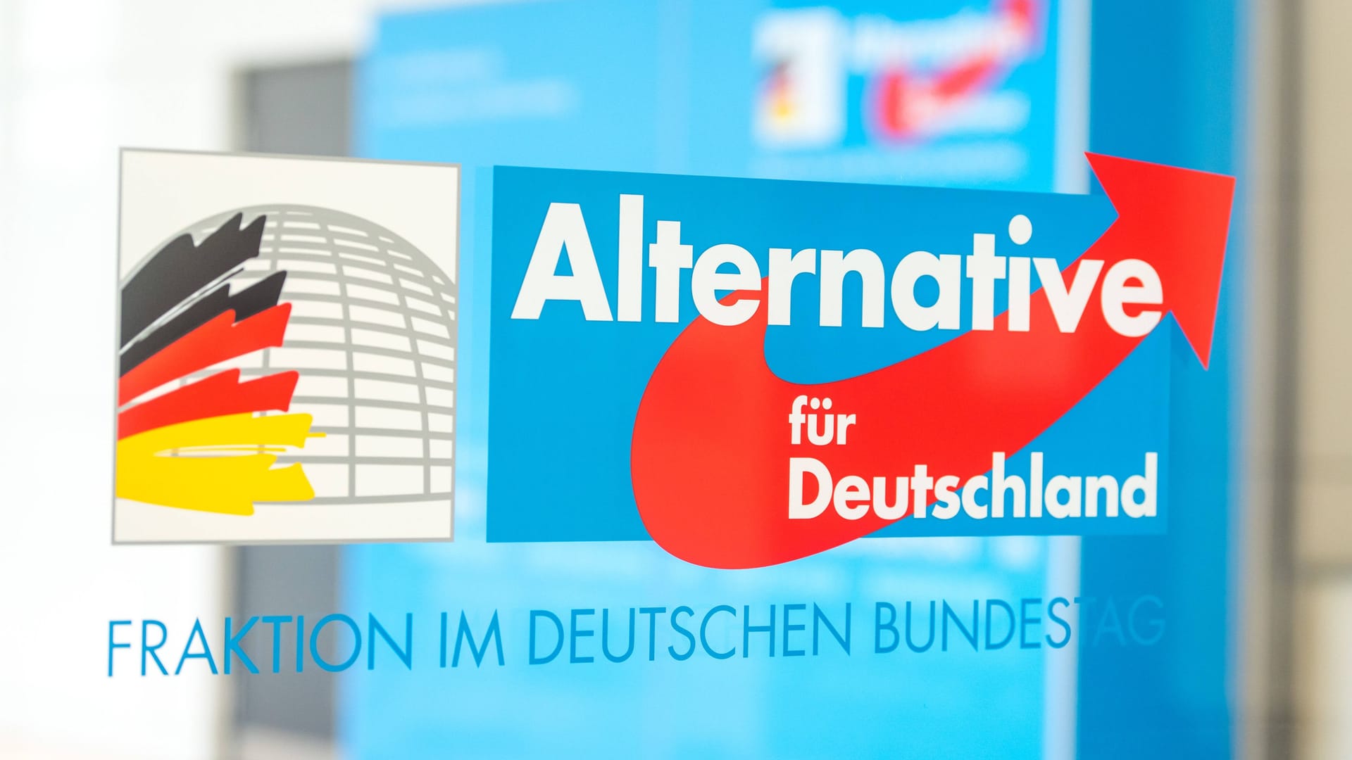 Das Logo der AfD-Fraktion im Deutschen Bundestag: Bei der Bundespartei standen die Daten von Neumitgliedern offen im Netz.