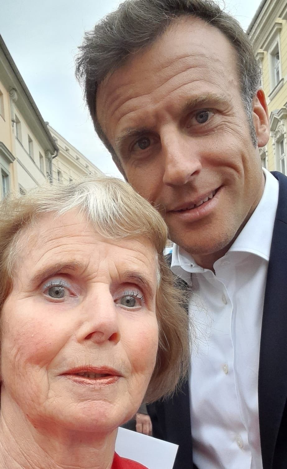 Evelyn Haupt und der Präsident: Macron nahm das Selfie auf.