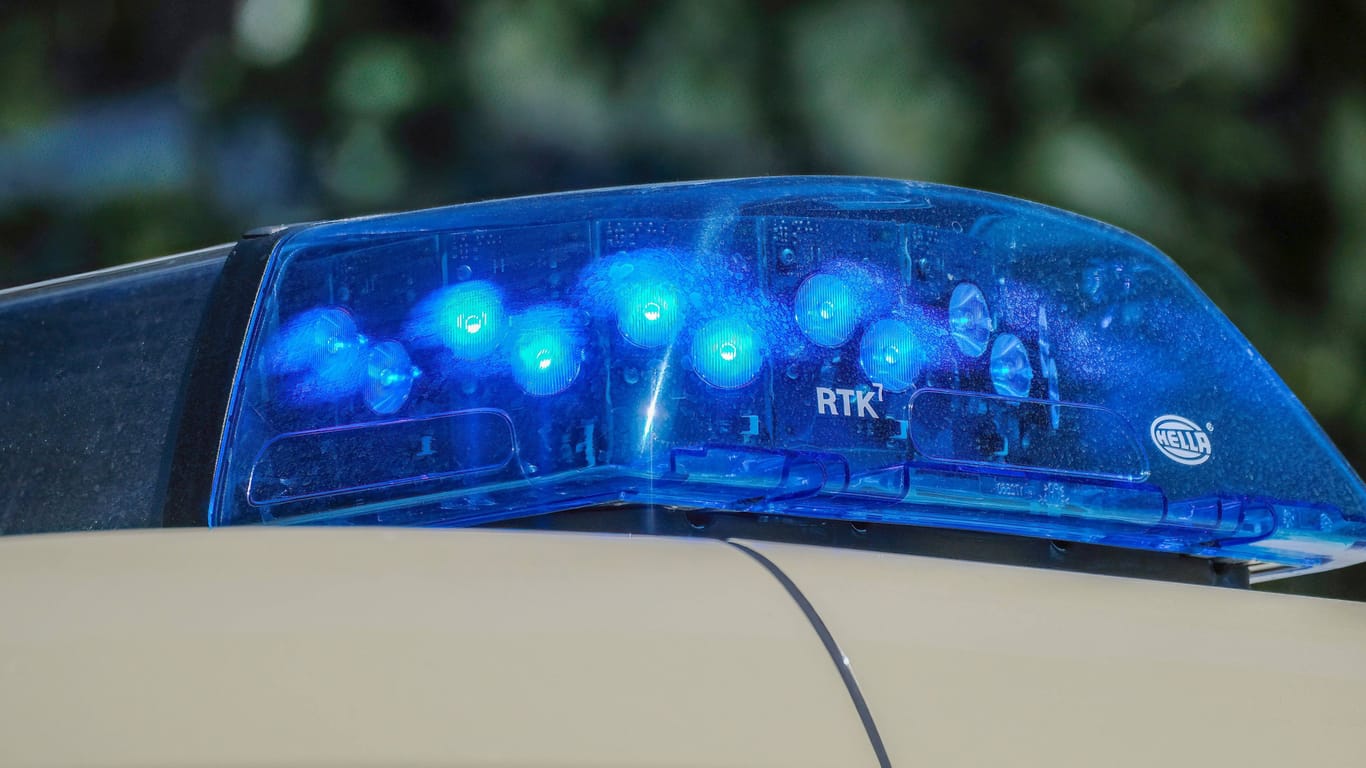 Feuerwehr-Blaulicht (Symbolbild): Im Saarland gab es einen tragischen Zwischenfall.