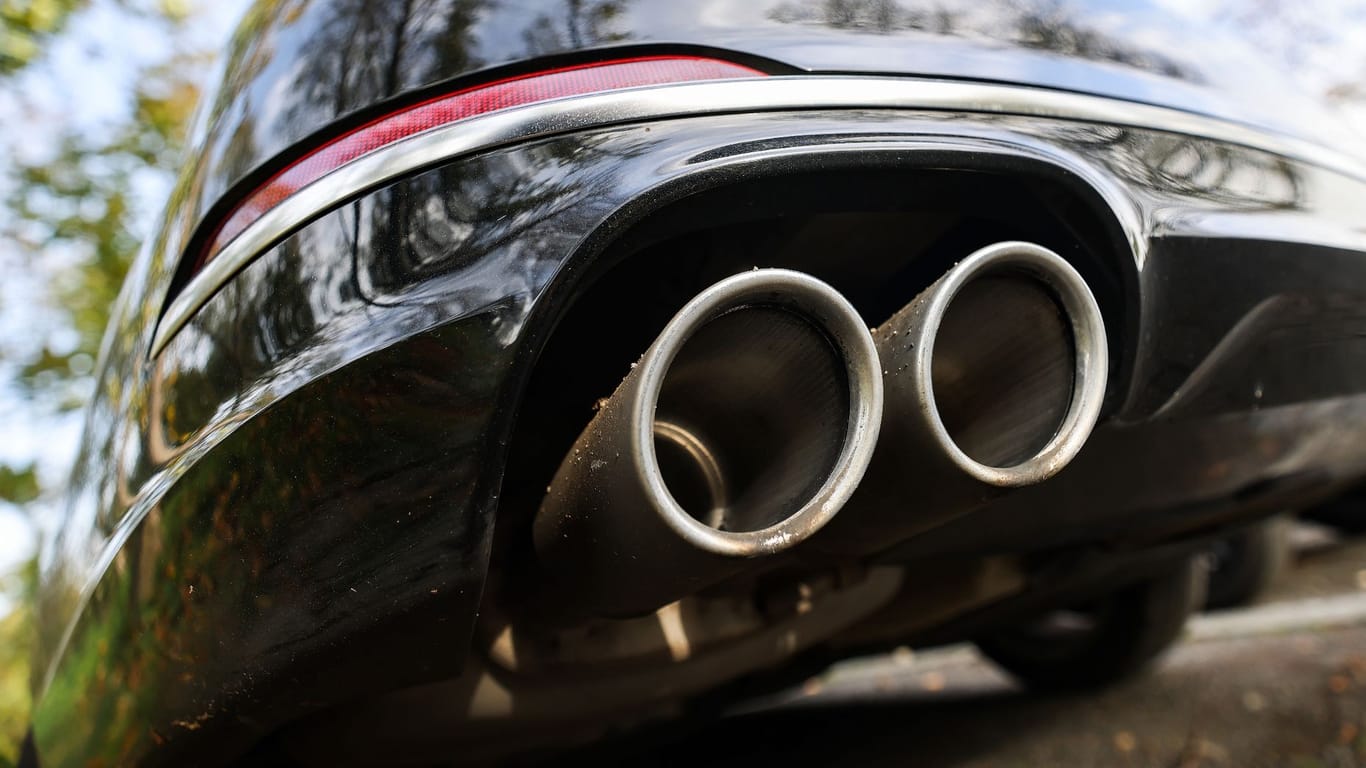 Auspuff eines Autos (Symbolbild): Polen will gegen das Zulassungsverbot von Autos mit Verbrennermotor ab 2035 klagen.