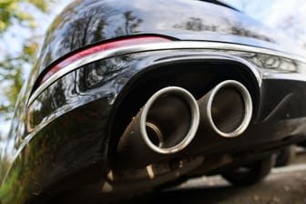 Auspuff eines Autos (Symbolbild): Polen will gegen das Zulassungsverbot von Autos mit Verbrennermotor ab 2035 klagen.
