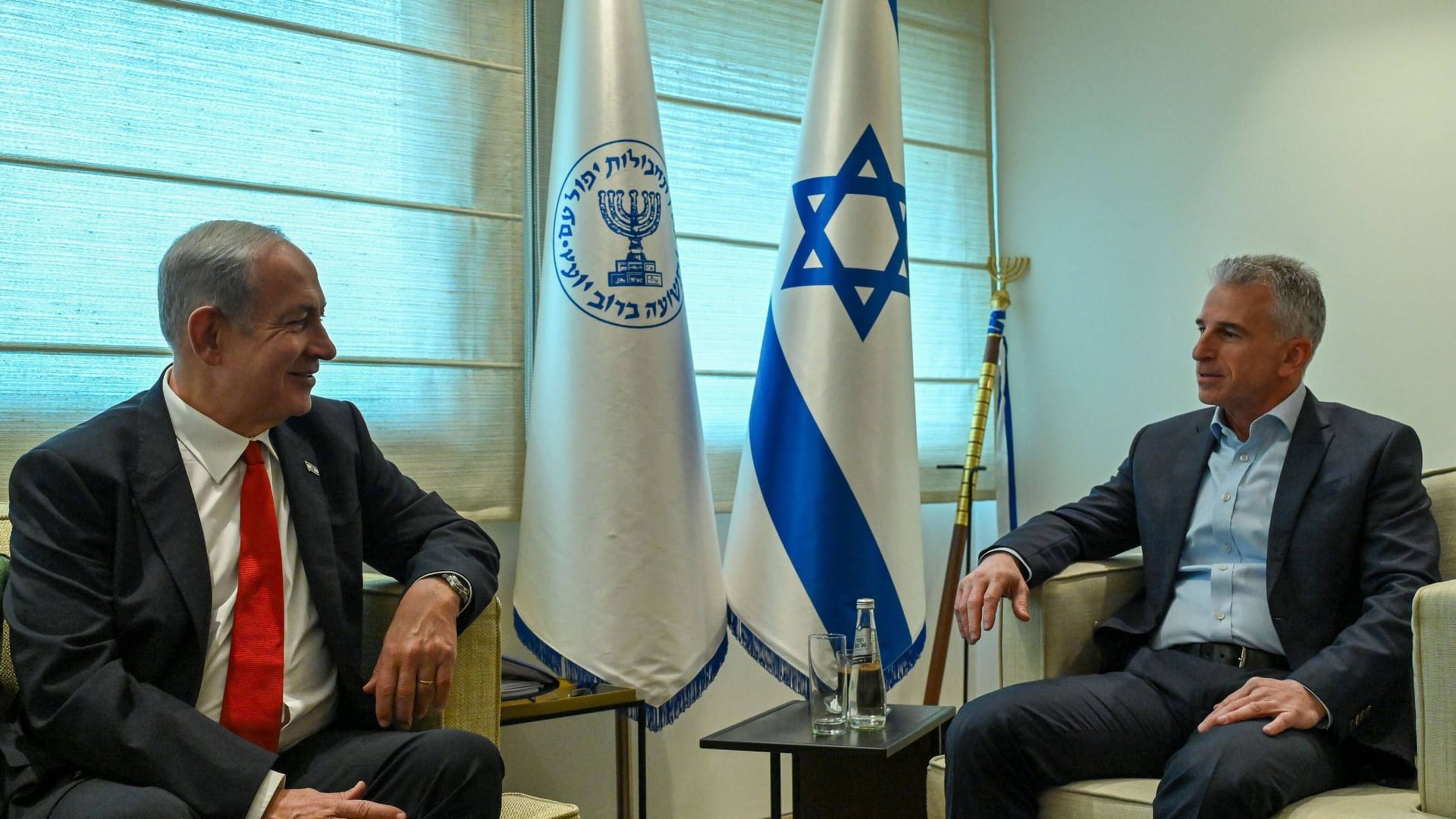 Benjamin Netanjahu, Israels Premierminister (l) und David Barnea, Chef des Spionagedienstes Mossad (Archivbild): Das islamische Regime im Iran hat Israel zum Feind erklärt.