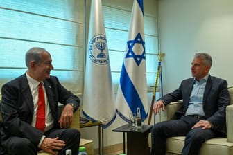 Benjamin Netanjahu, Israels Premierminister (l) und David Barnea, Chef des Spionagedienstes Mossad (Archivbild): Das islamische Regime im Iran hat Israel zum Feind erklärt.