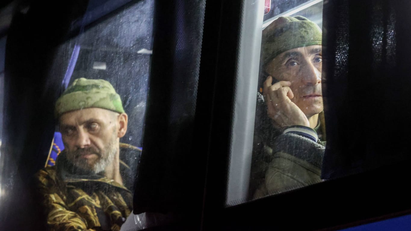 Kriegsgefangene aus Russland kommen zurück in die Heimat: Ehemalige Soldaten erzählen von ihrer Angst vor dem russischen Geheimdienst.