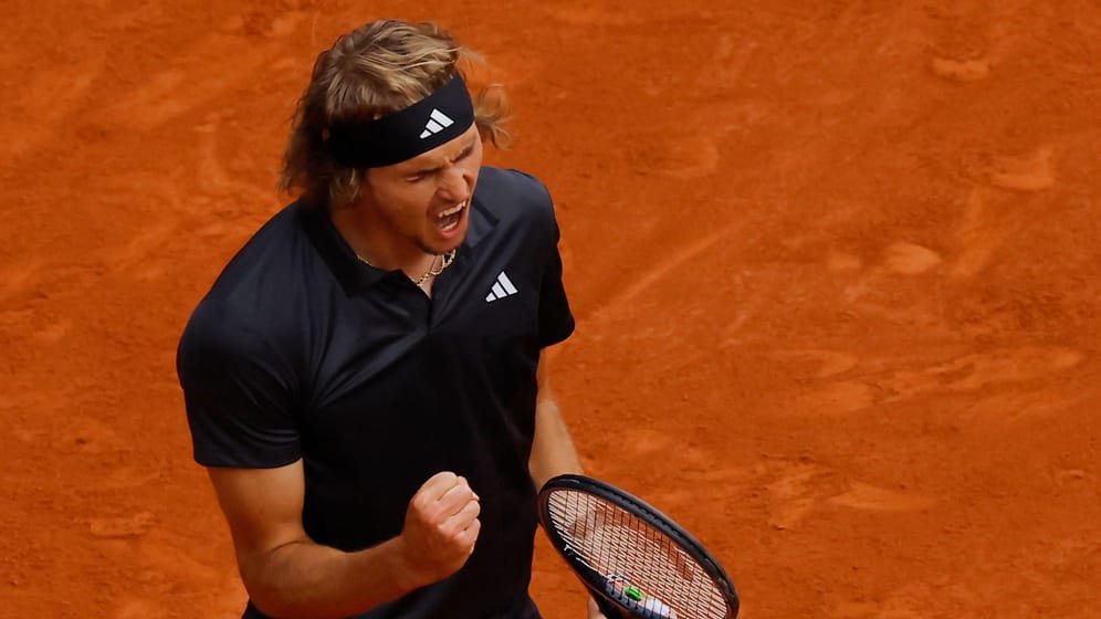 Zverev feuert sich an: Im dritten Satz hat er alle Hände voll zu tun.