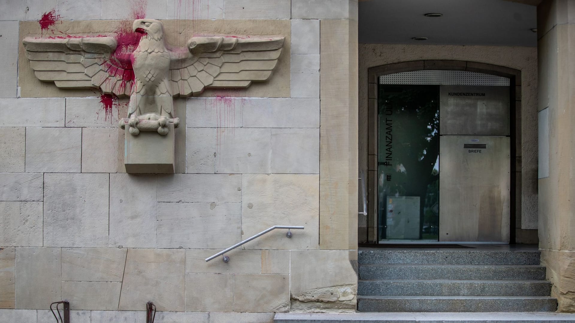 Adler-Figur am Finanzamt Ulm Adler-Figur am Finanzamt Ulm