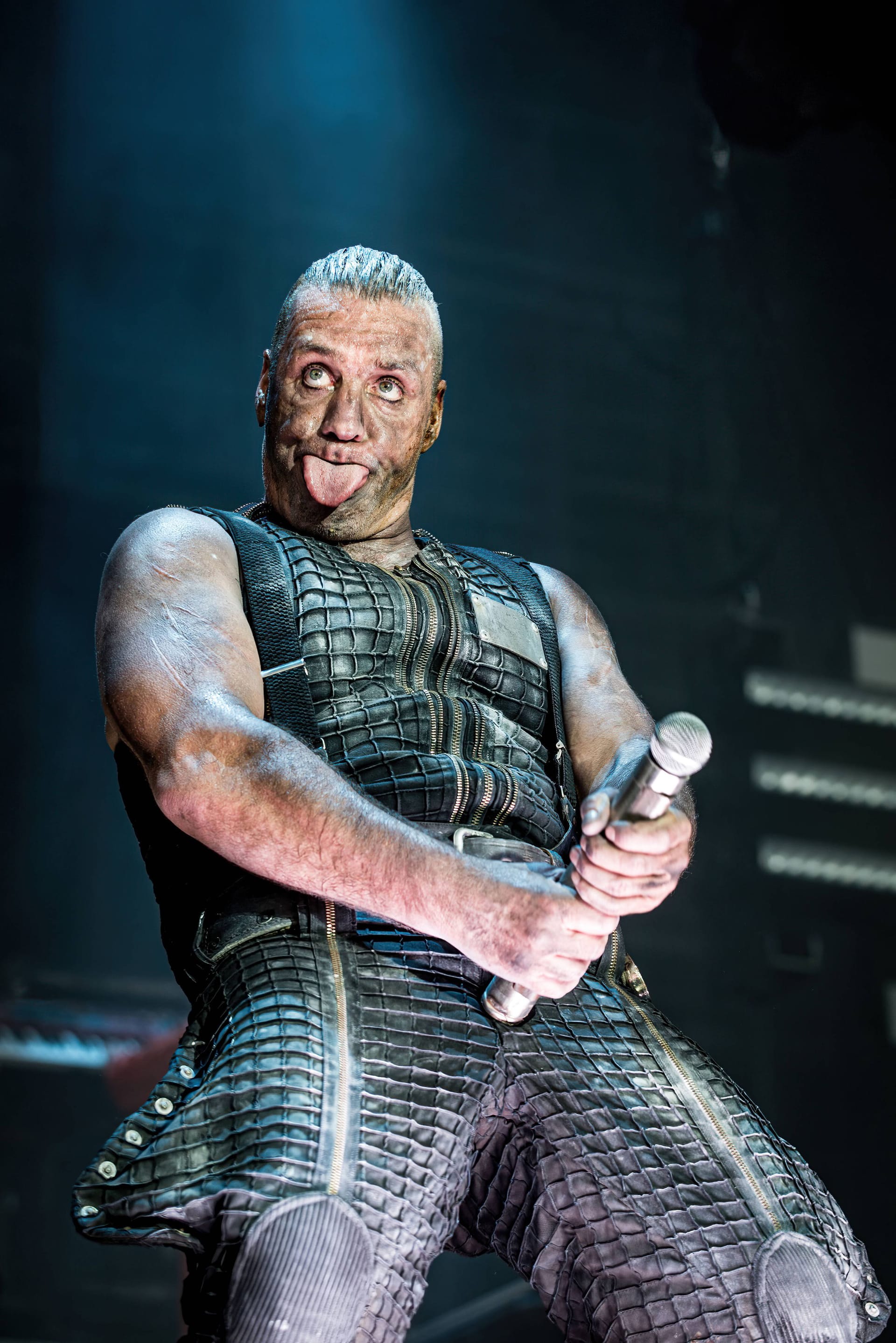 Rammstein: Frontsänger Till Lindemann nutzt das Mikrophon als Phallussymbol.