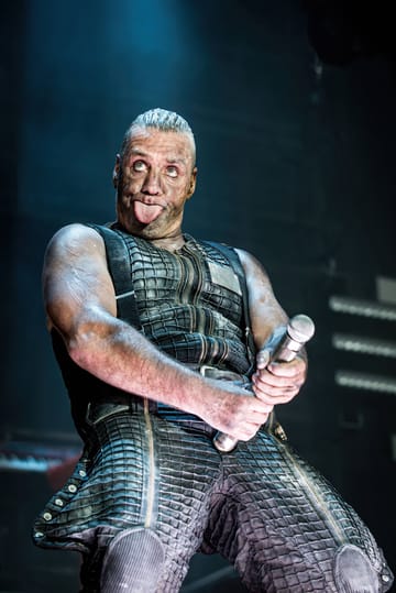 Rammstein: Il front singer Till Lindemann usa il microfono come simbolo fallico.