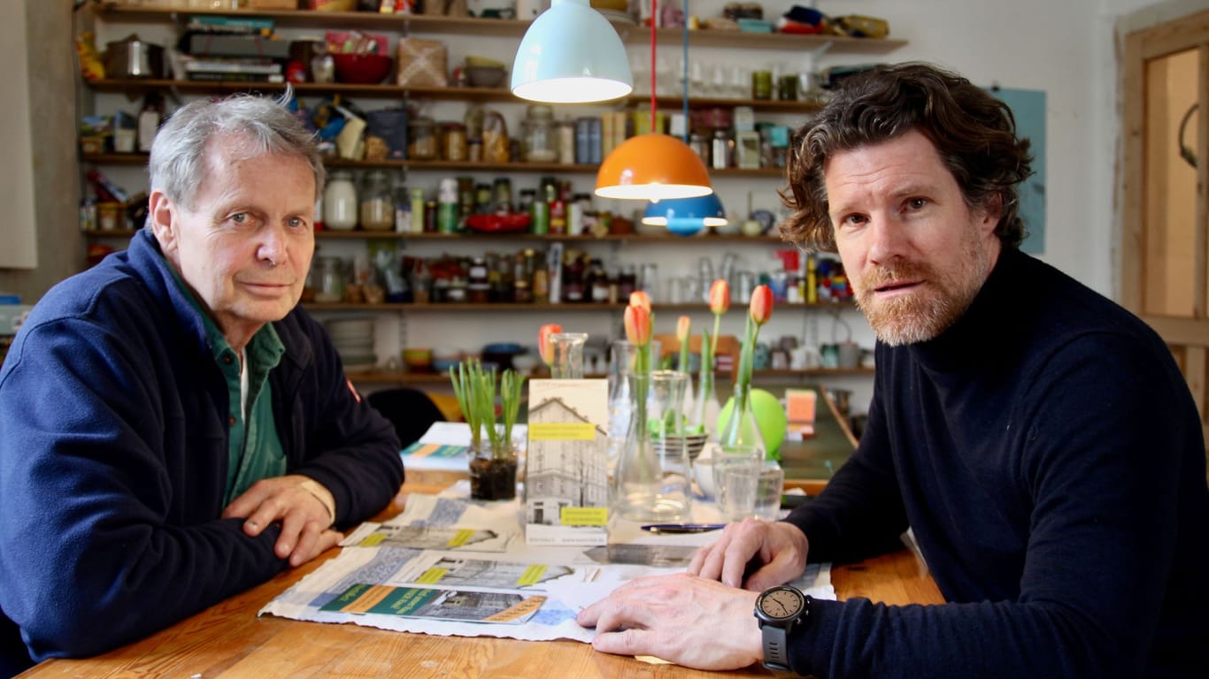 Sie fassten einen Plan: Hausbewohner Wolfgang Heidelmeyer (links) und Andy Ebert in der Wohnküche.