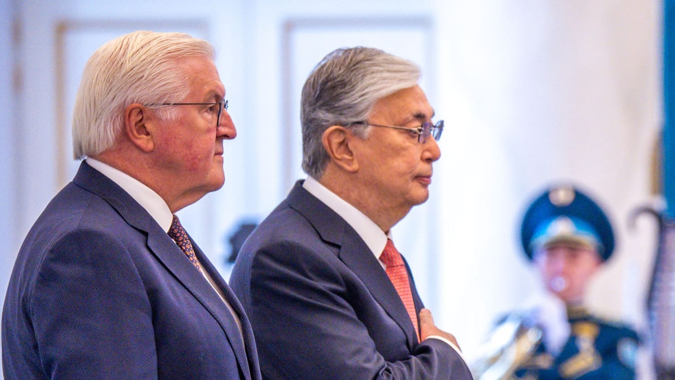 Staatsempfang für den deutschen Bundespräsidenten in Astana: Kasachstans Präsident Kassim-Schomart Tokajew begrüßt Frank-Walter Steinmeier mit militärischen Ehren.