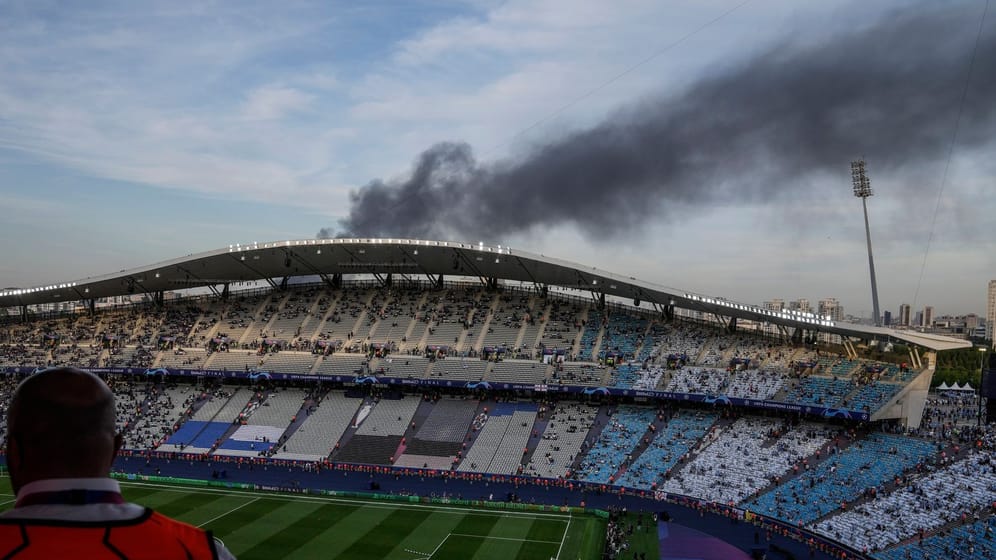 Blick über das Finalstadion in Istanbul: Im Hintergrund sind die Rauchschwaden deutlich erkennbar.