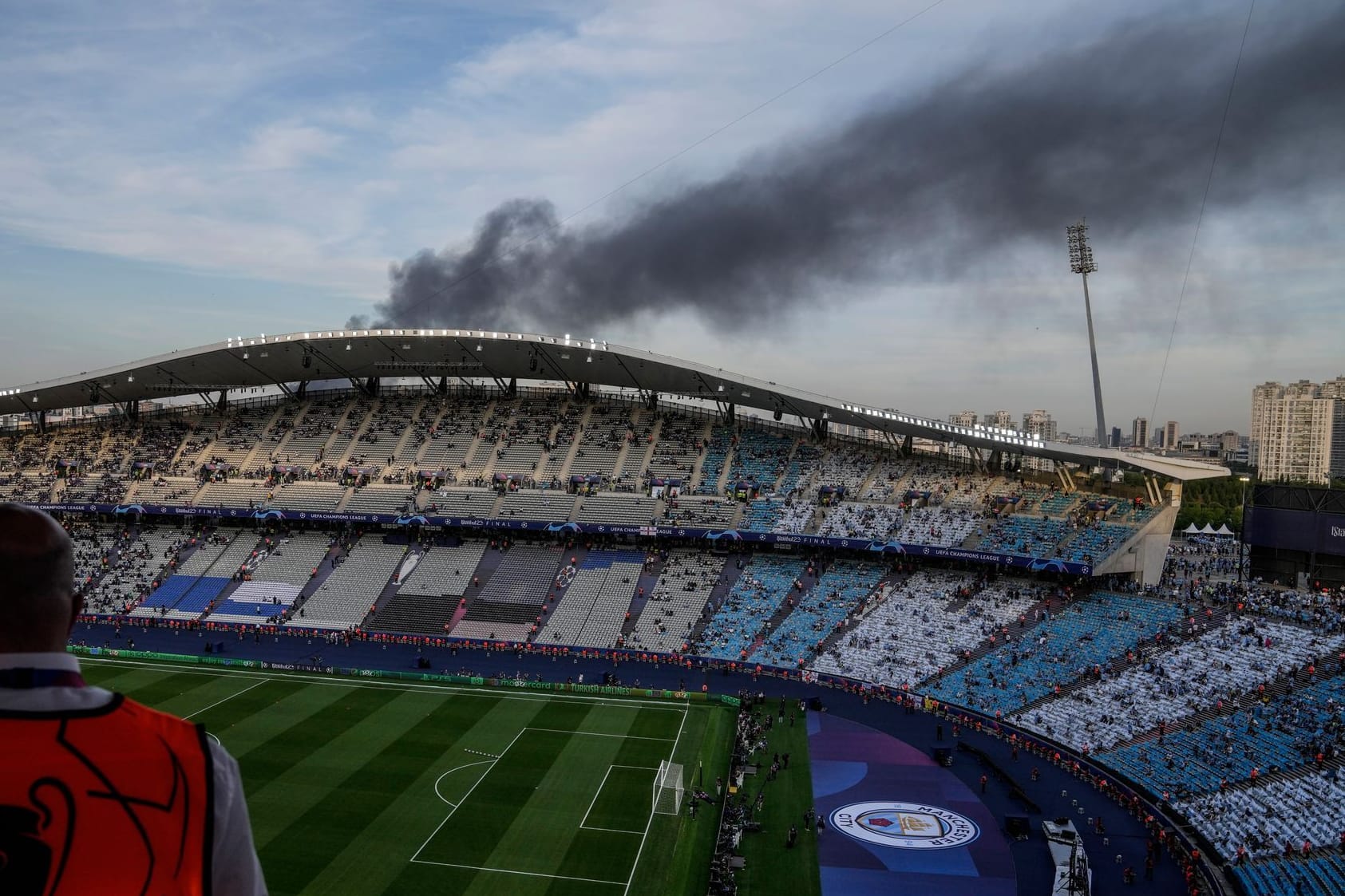 Blick über das Finalstadion in Istanbul: Im Hintergrund sind die Rauchschwaden deutlich erkennbar.