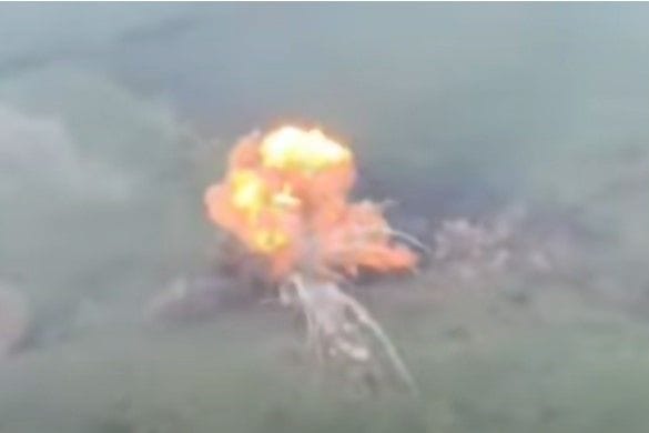 Screenshot aus einem Überwachungsvideo mutmaßlich ukrainischer Herkunft: Russischer Panzer fährt auf Mine bei Donezk.