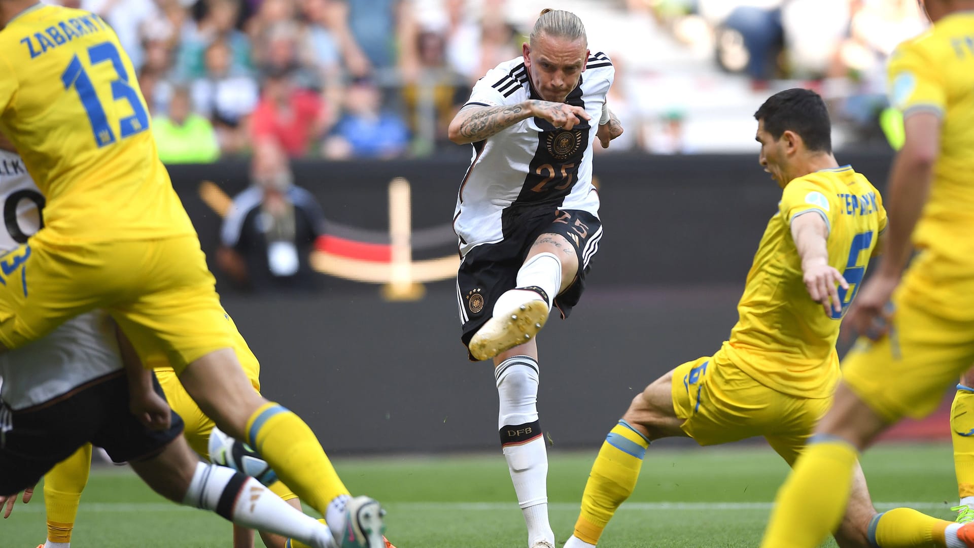 Marius Wolf (bis 62. Minute): In seinem dritten Länderspiel mit seiner zweiten Vorlage, der Führungstreffer von Füllkrug gehörte mindestens zur Hälfte ihm (6.). Der Dortmunder wurde immer wieder gesucht, er blieb mit seinen Flanken aber glücklos. Bemüht aber am Ende ohne Wirkung. Note 4