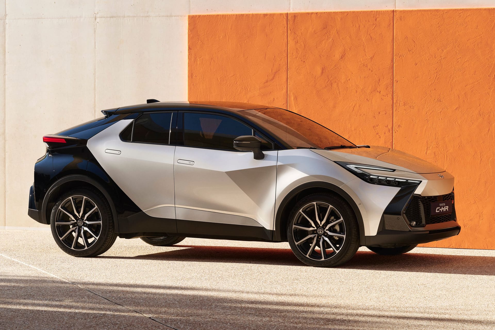 Neuauflage: Auch in der zweiten Generation fällt der Toyota C-HR auf.