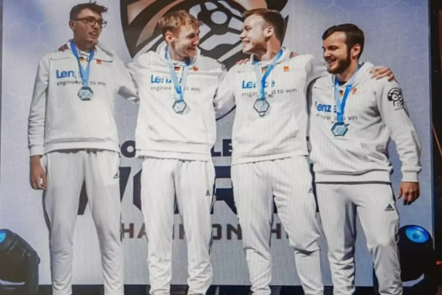 Fabian Buß, Nicolas Steinhauser, Florian Rahden und Trainer Julian Braun (v.l.n.r.): Das Team ist nun nicht nur Europa-, sondern auch Weltmeister in Rocket League.