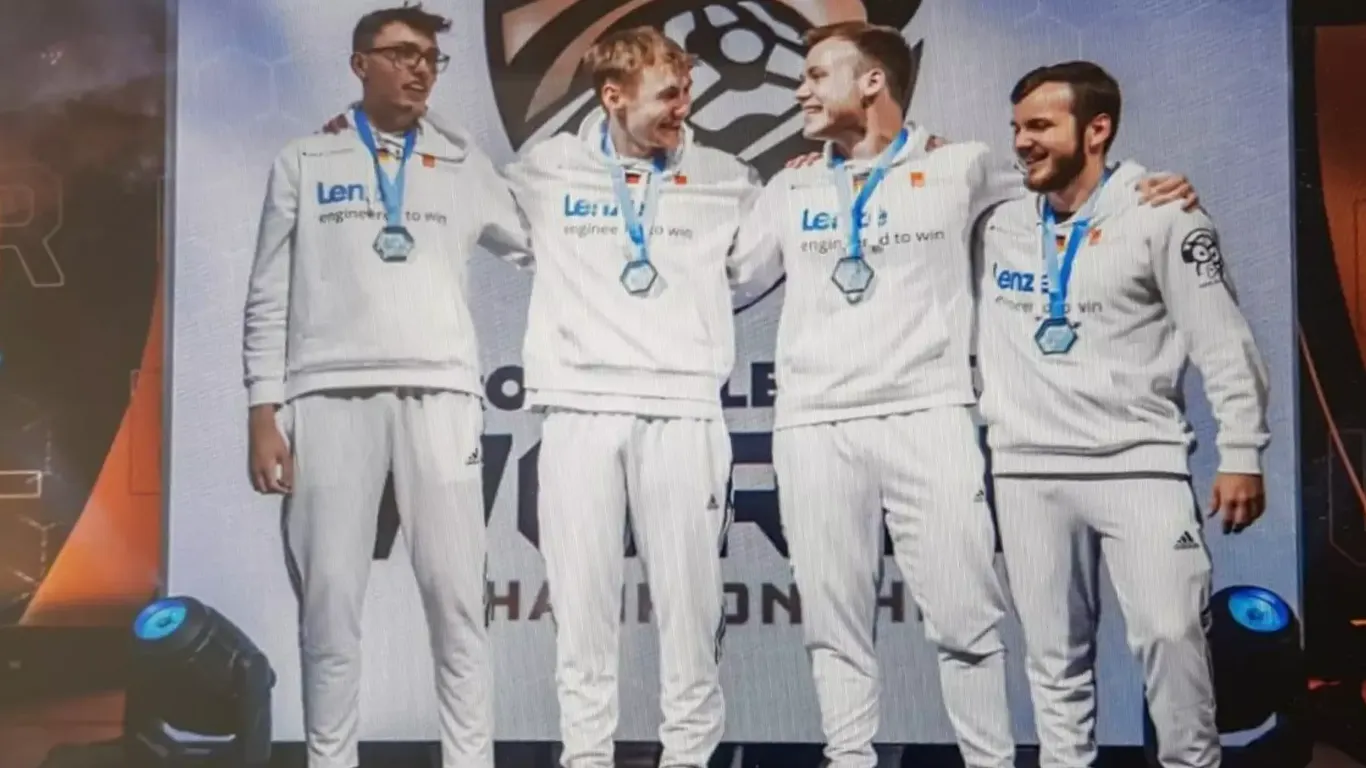 Fabian Buß, Nicolas Steinhauser, Florian Rahden und Trainer Julian Braun (v.l.n.r.): Das Team ist nun nicht nur Europa-, sondern auch Weltmeister in Rocket League.