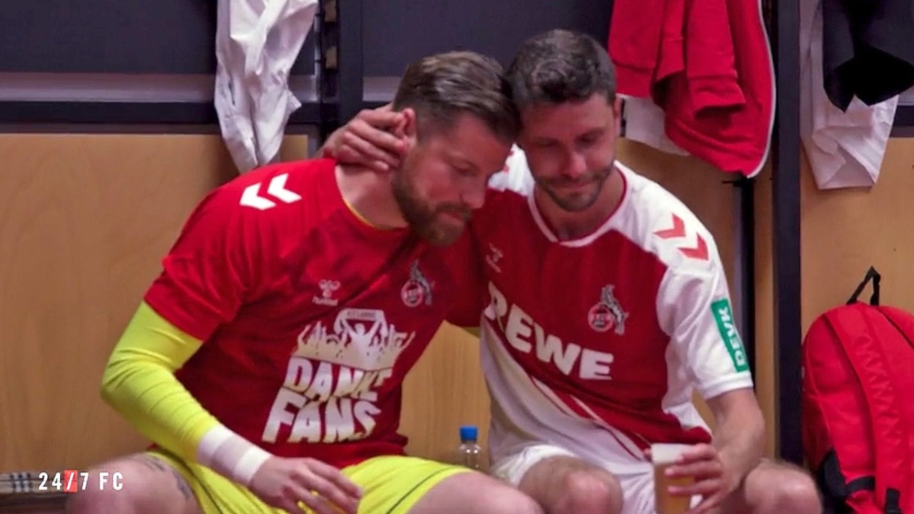 Timo Horn und Jonas Hector nach dem letzten Spieltag in der FC-Kabine.