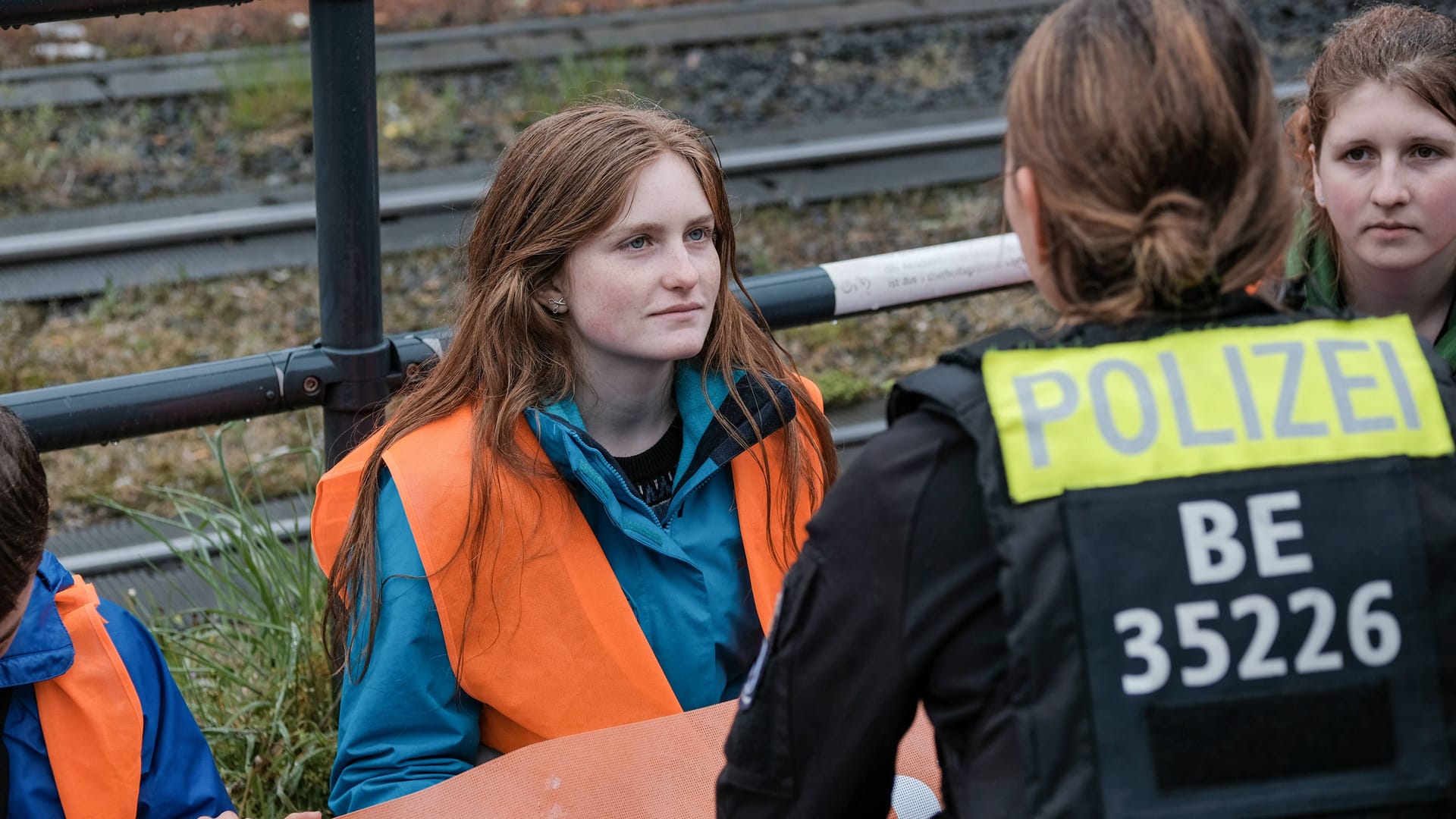 Polizistin im Dialog mit Aktivistinnen der "Letzten Generation" (Symbolbild):