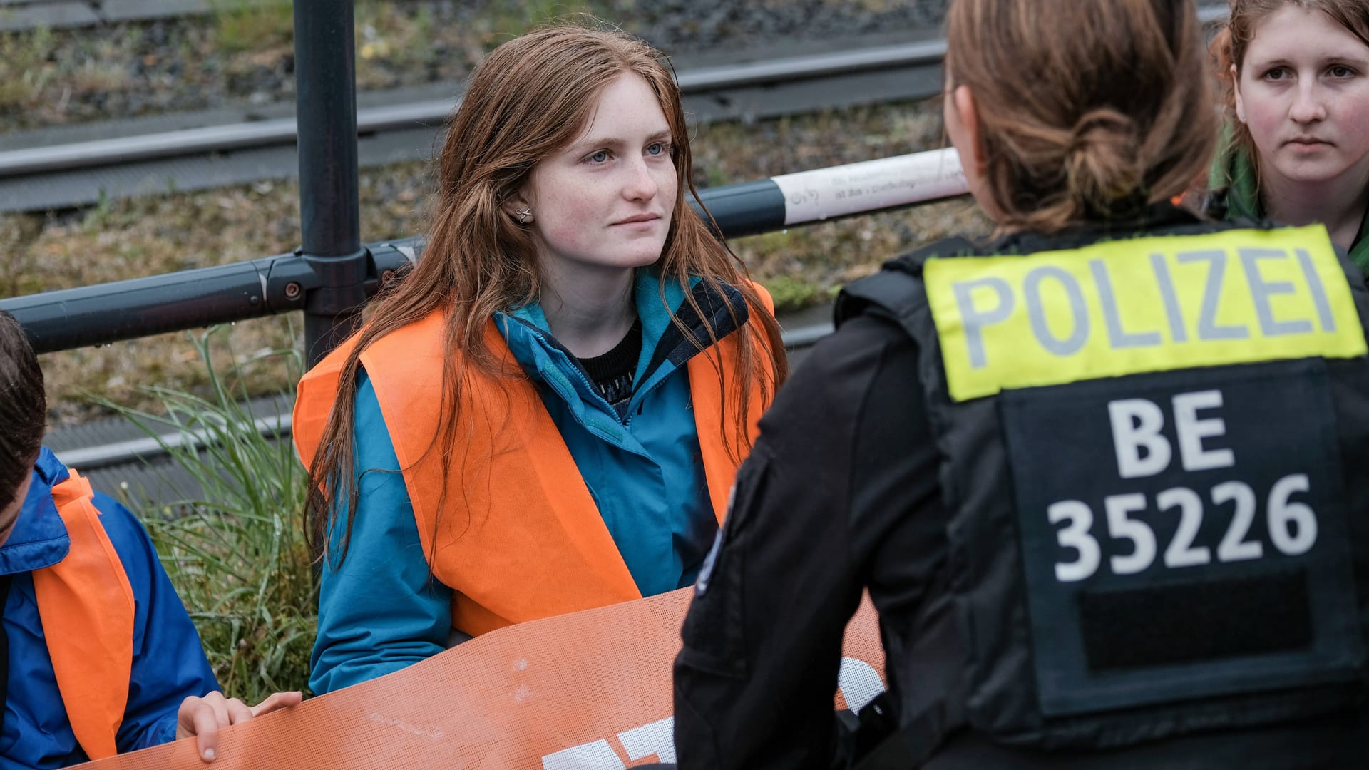 Polizistin im Dialog mit Aktivistinnen der "Letzten Generation" (Symbolbild):