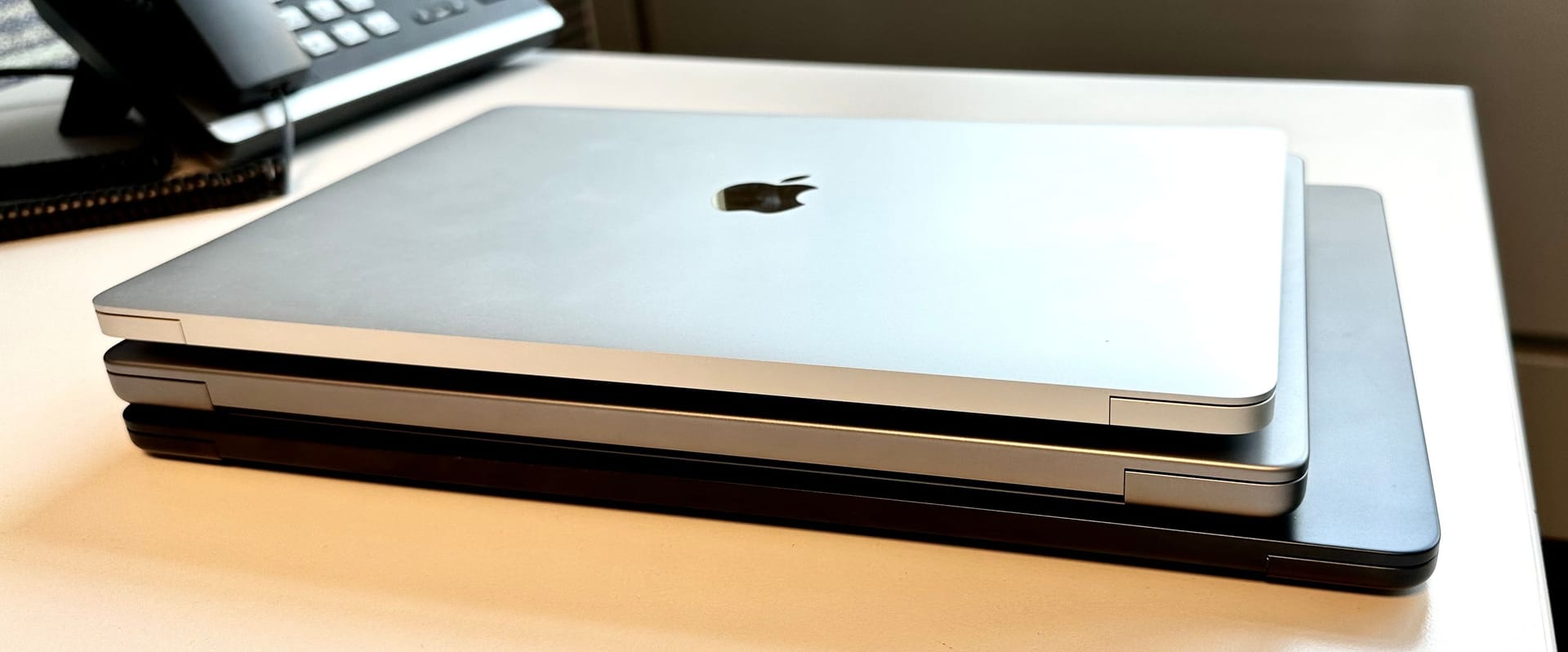 Größenvergleich: MacBook Air 13" (M1, altes Gehäuse), MacBook Pro 14" und MacBook Air 15" (von oben). Der Unterschied ist beachtlich.