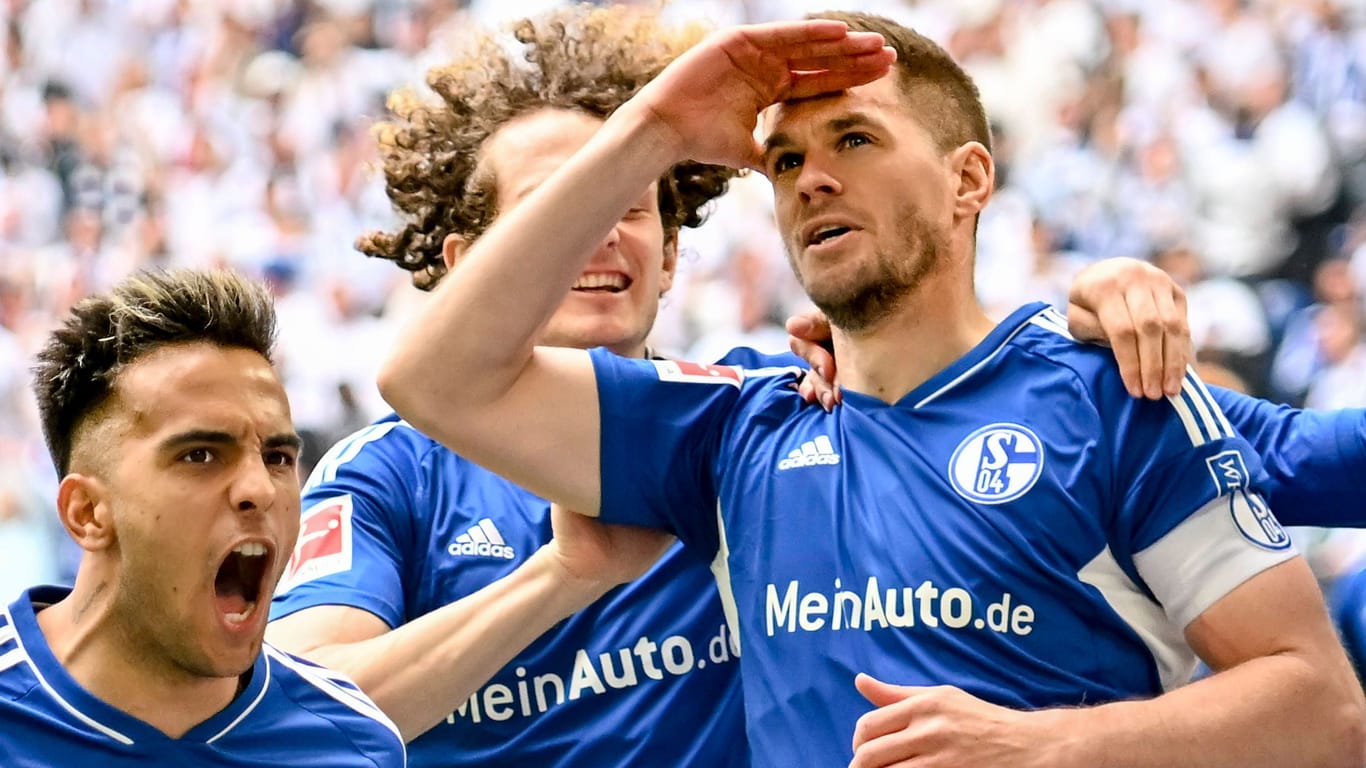 Simon Terodde (r.) bejubelt ein Tor: Der Schalker Stürmer ist mit seinem Team Topfavorit auf den Aufstieg.