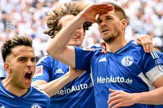 Simon Terodde (r.) bejubelt ein Tor: Der Schalker Stürmer ist mit seinem Team Topfavorit auf den Aufstieg.