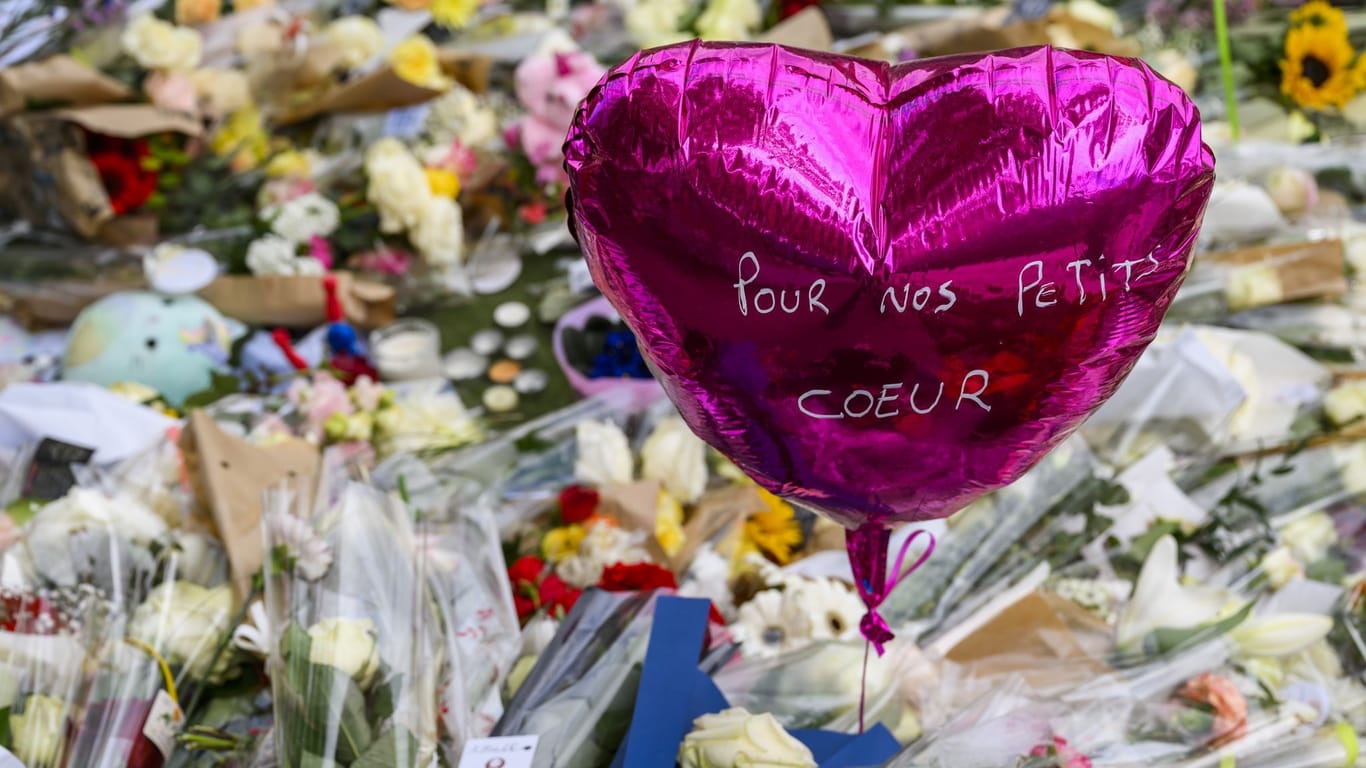 "Für unsere kleinen Herzen" steht auf Französisch auf dem Ballon: Nach dem Messerangriff auf einem Kinderspielplatz schweigt der Täter weiter.