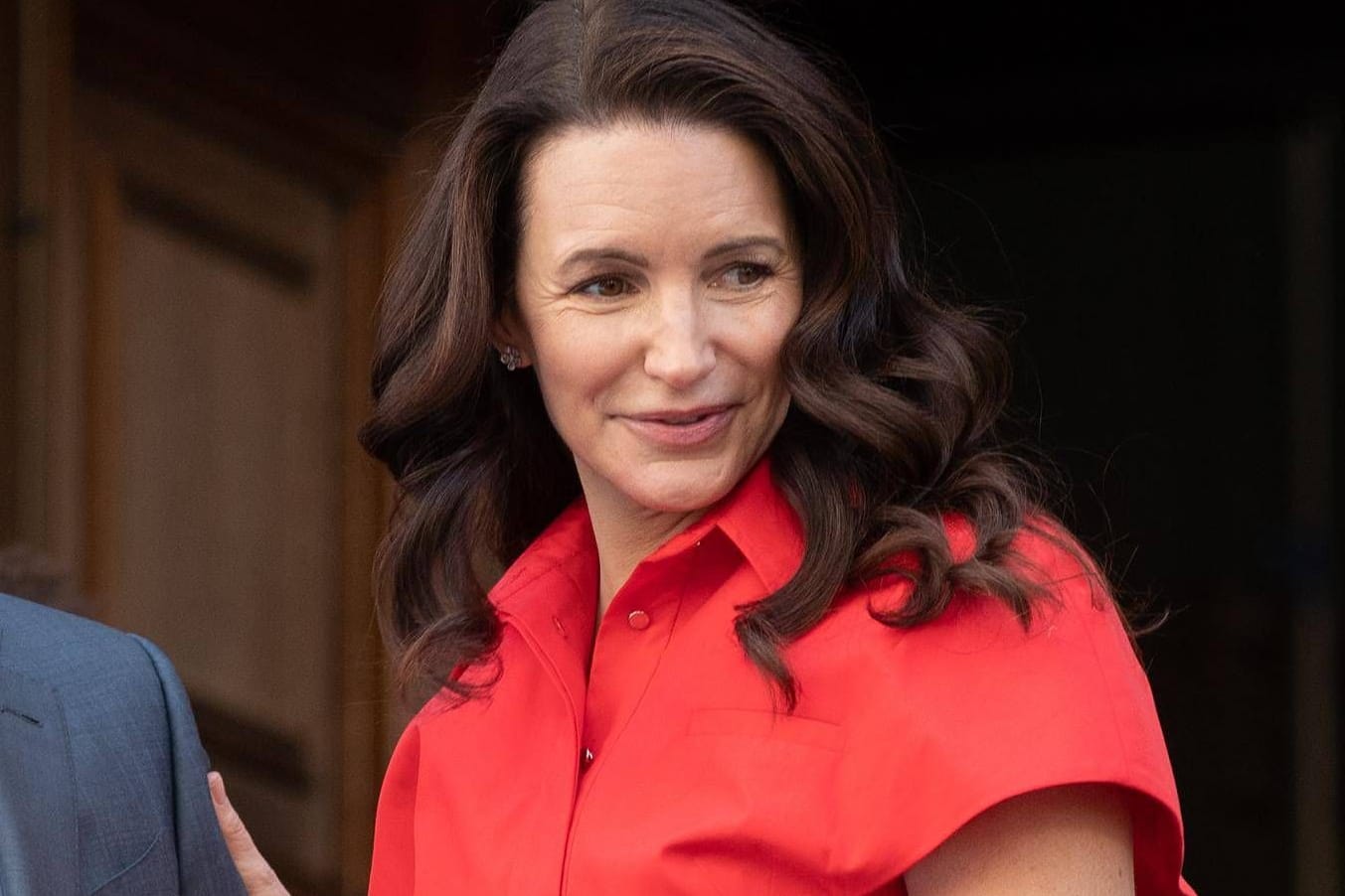 Kristin Davis am Set der zweiten Staffel – in ihrem Gesicht sind Falten zu sehen.