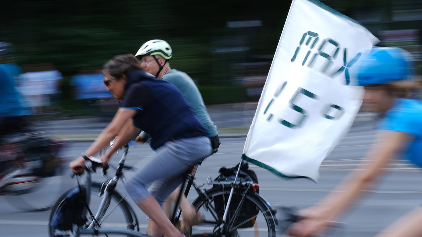 Fahrradfahrer bei der jährlichen Fahrrad-Sternfahrt (Archivbild): In Berlin werden über 10.000 Teilnehmer erwartet.