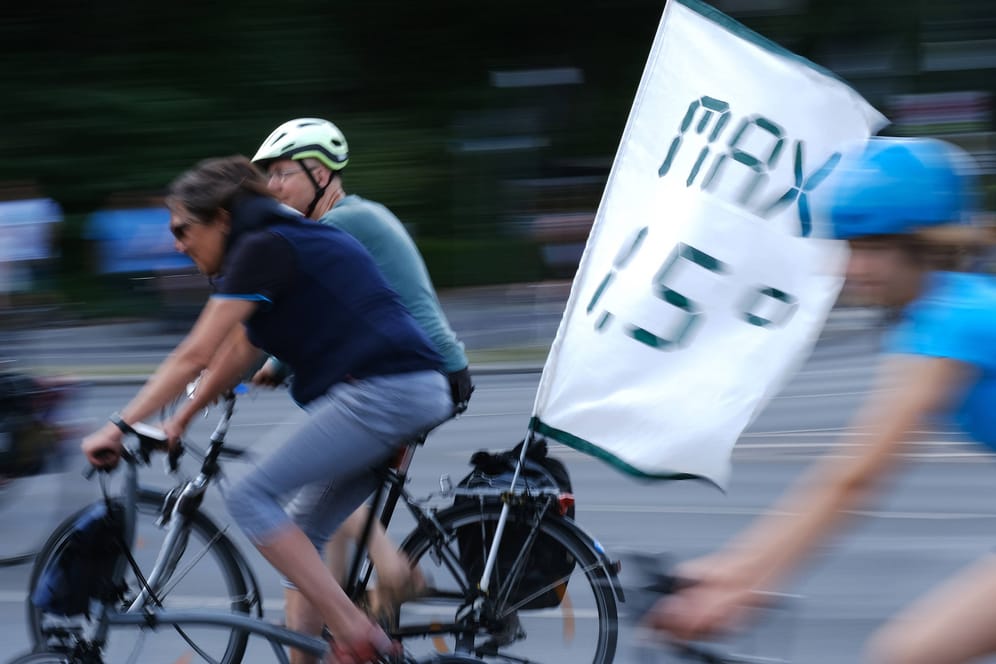 Fahrradfahrer bei der jährlichen Fahrrad-Sternfahrt (Archivbild): In Berlin werden über 10.000 Teilnehmer erwartet.