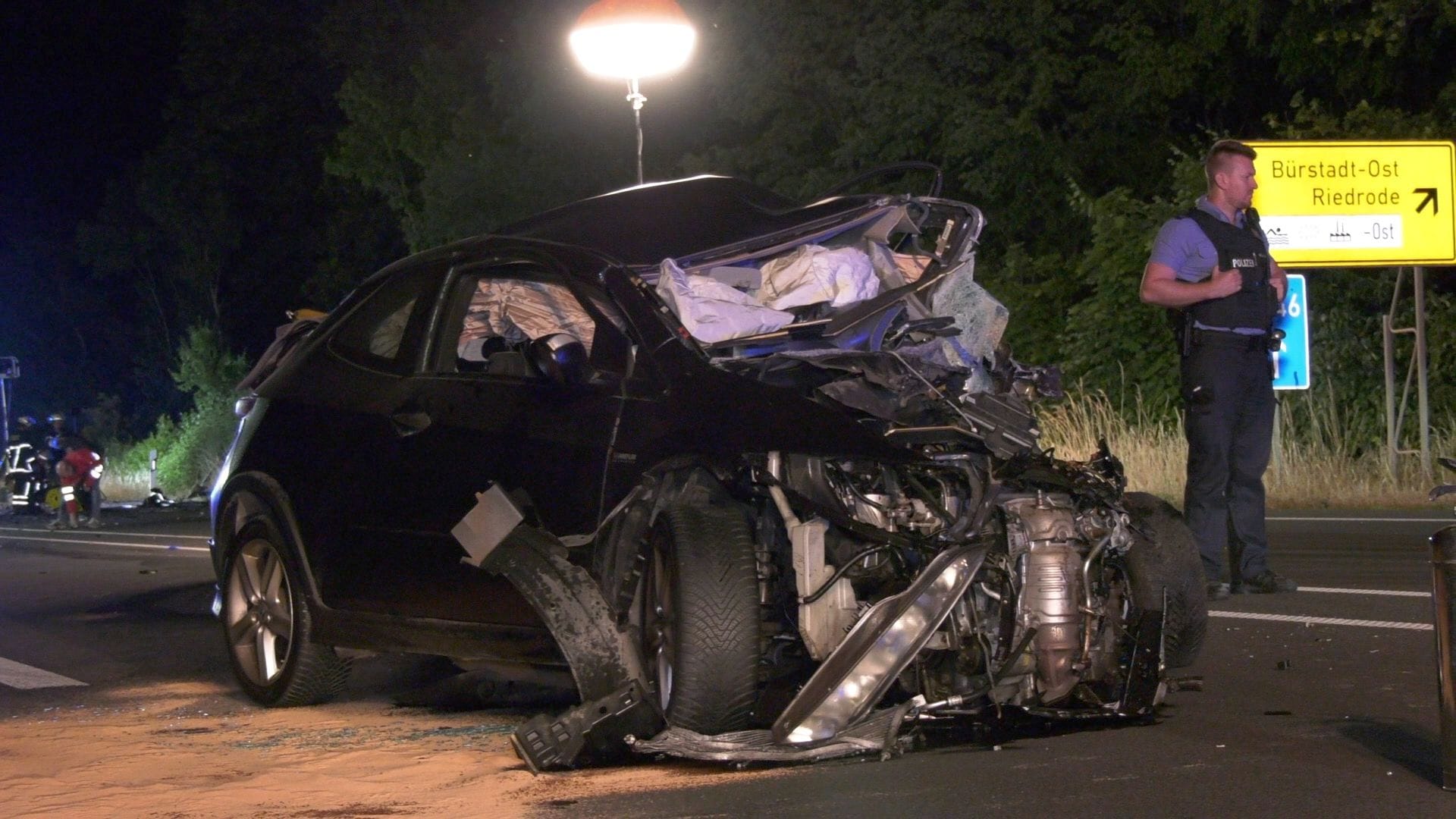 Unfallfahrzeug in Hessen: Zwei Männer konnten nur noch tot geborgen werden.